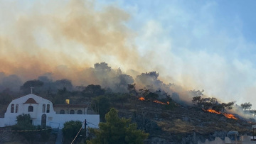 Φωτιά σε τρία μέτωπα στη Σαλαμίνα - Εκκενώνονται τρεις οικισμοί και το Κέντρο Υγείας