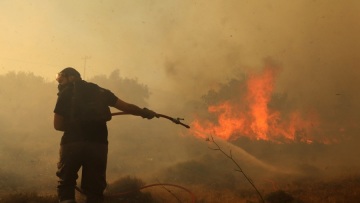 Φωτιά στην Αταλάντη - Μεγάλη κινητοποίηση της Πυροσβεστικής