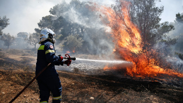 Πυρκαγιές: Πολύ μεγάλος κίνδυνος και σήμερα -  Στάχτη πάνω από 15.500 στρέμματα στην Πεντέλη