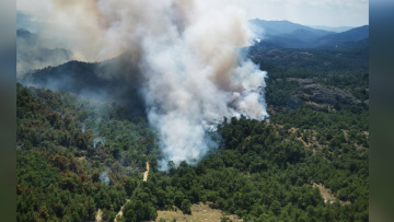 Συγκλονιστικές εικόνες από τα ελικόπτερα του Στρατού - Η πύρινη λαίλαπα σαρώνει το δάσος της Δαδιάς