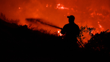 Νύχτα αγωνίας για Έβρο και Λέσβο - Φόβος για το χωριό της Δαδιάς, καίγεται το δάσος