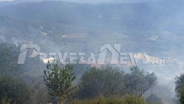 Φωτιά στο χωριό Βρυσούλα στην Πρέβεζα - Κάτοικοι εγκατέλειψαν τα σπίτια τους - Στην περιοχή πνέουν δυνατοί άνεμοι