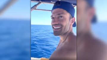 Κωνσταντίνος Αργυρός: O τραγουδιστής απολαμβάνει βόλτες στη θάλασσα πάνω στο ταχύπλοο 