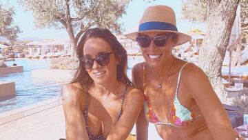 Καλομοίρα: Για μπάνιο με την κουμπάρα της, Μαριέττα Χρουσαλά  