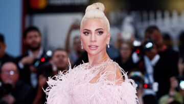 Lady Gaga: Viral το βίντεο με την τραγουδίστρια που απέκρουσε αντικείμενο στη σκηνή