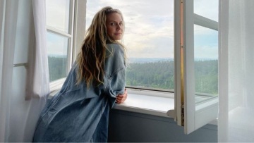 Η Χάιντι Κλουμ ποζάρει γυμνή στο κρεβάτι της