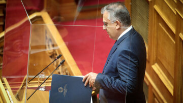 Δείτε βίντεο: Ο Θεοδωρικάκος κατέβηκε από το βήμα της Βουλής λόγω αδιαθεσίας