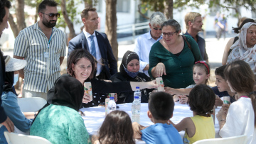 Η Γερμανίδα υπουργός Εξωτερικών με τον Νότη Μηταράκη στους πρόσφυγες στο Σχιστό