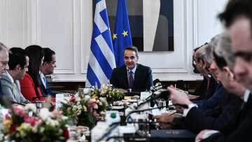 Οδηγίες Μητσοτάκη στους υπουργούς για τις διακοπές: «Μικρές και ταπεινές»