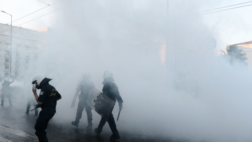 Επεισόδια στο κέντρο της Αθήνας, έκλεισαν δρόμοι σε πορεία για τον Γιάννη Μιχαηλίδη 