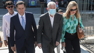 Δίκη Φιλιππίδη: «Άνοιξε το παντελόνι του, την άρπαξε από το σβέρκο και την πίεσε προς τα γεννητικά του όργανα»