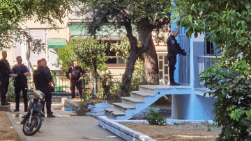 Ένταση στην Αγία Βαρβάρα μετά το ξεκαθάρισμα λογαριασμών με έναν νεκρό: Έρευνες σε σπίτια, αντιδράσεις από Ρομά