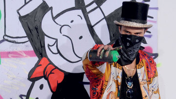 Alec Monopoly: Ένας από τους πιο ακριβοπληρωμένους street artists «ζωγραφίζει» στη Μύκονο