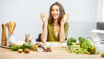 Το ασυνήθιστο φρούτο που ρίχνει τη χοληστερόλη και προστατεύει την καρδιά