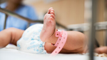 Τραγωδία στα Γρεβενά: Η μητέρα αποκοιμήθηκε δίπλα στο μωρό της - Όταν ξύπνησε, ήταν νεκρό