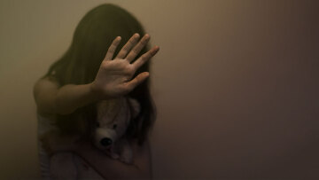 Λακωνία: Αλλοδαποί κακοποιούσαν σεξουαλικά 13χρονη - Γέννησε το παιδί του βιαστή της