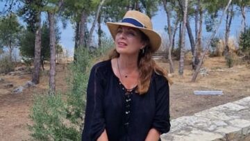 Άντζελα Γκερέκου: Η ηθοποιός απολαμβάνει στη Μάνη τις καλοκαιρινές της διακοπές   