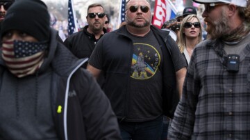 Ο συνωμοσιολόγος Άλεξ Τζόουνς θα πληρώσει 4 εκατ. δολάρια για το ψέμα του για σφαγή σε σχολείο