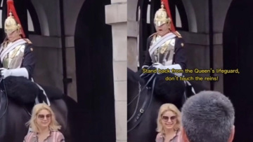 Ο φρουρός της Βασίλισσας Ελισάβετ τρόμαξε τουρίστρια φωνάζοντας σαν μανιακός: «Μην αγγίζεις το άλογο» (vid)