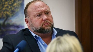 Νέα καταδίκη του Άλεξ Τζόουνς: Αποζημίωση 45,2 εκατ. δολαρίων θα καταβάλει ο ακροδεξιός συνωμοσιολόγος