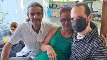 Πύργος: Ο Θύμιος αγκαλιά και πάλι με την οικογένειά του - Δείτε φωτογραφία