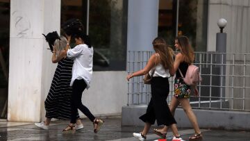 Καιρός: Μπουρίνια και άνοδος της θερμοκρασίας - Πού υπάρχει κίνδυνος πυρκαγιάς 