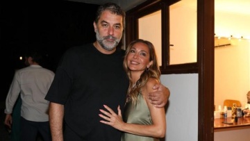 Η Δέσποινα Βανδή ποζάρει με την αδερφή του Βασίλη Μπισμπίκη