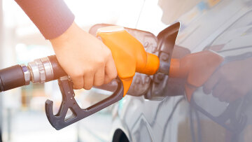 Fuel Pass 2: Ξεκινά η καταβολή του στους τραπεζικούς λογαριασμούς των δικαιούχων