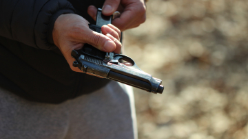 Πυροβολούσε έξω από το σπίτι της πρώην επειδή του χρωστούσε!