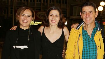 Όλγα Σκιαδαρέση: Η κόρη του Σκιαδαρέση και της Μάλφα φωτογραφίζεται γυμνή στην παραλία 