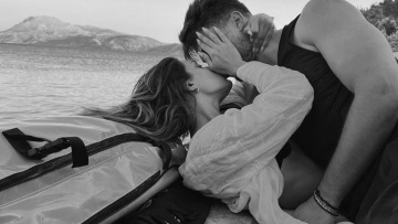 Μαριαλένα Ρουμελιώτη - Σάκης Κατσούλης: Αγκαλιές και φιλιά στην παραλία