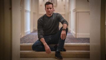 Άρμι Χάμερ: Δείτε το trailer του ντοκιμαντέρ για τα «σκοτεινά» πάθη του - «Είμαι 100% κανίβαλος»