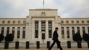 Fed: Ο πληθωρισμός «παγώνει» τις αυξήσεις επιτοκίων