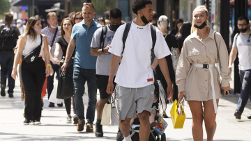 Κορωνοϊός - Νέες οδηγίες από τους Αμερικανούς: Τέλος στις αποστάσεις, «χαλαρώνει» η καραντίνα