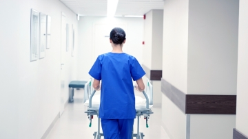 Λαμία: «Μου έβγαλε τη μάσκα, με κλώτσησε, μου έριξε γροθιές» λέει η νοσηλεύτρια που χτύπησε ο 44χρονος