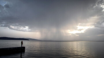 Μπουρίνια «πνίγουν» τη Δυτική Ελλάδα - Τι καιρό θα έχει τον Δεκαπενταύγουστο