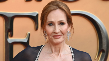 Τζ. Κ. Ρόουλινγκ: «Είσαι η επόμενη» - Απειλές κατά της συγγραφέα του «Χάρι Πότερ» επειδή στήριξε τον Ρουσντί