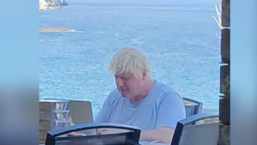 Μπόρις Τζόνσον: Στην Κάρυστο συνεχίζει τις διακοπές του - Δείτε φωτογραφία