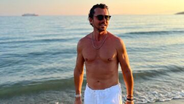 Emily in Paris: O «Αντουάν» κάνει διακοπές στην Τήνο