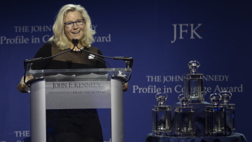 ΗΠΑ: Η Λιζ Τσέινι επιμένει πως θα κάνει «τα πάντα» για να μην γίνει ξανά πρόεδρος ο Τραμπ