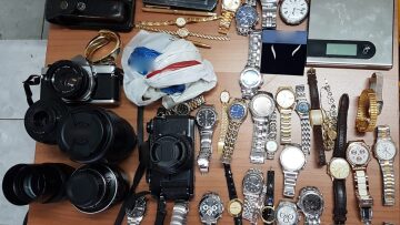 Βούλα: Οικιακή βοηθός «ξάφριζε» σπίτια - Όπλα, ρολόγια, χρυσαφικά, εικόνες, μέχρι και πένες είχε κλέψει