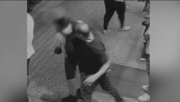 Απρόκλητη επίθεση-σοκ στη Νέα Υόρκη – Σε κρίσιμη κατάσταση το θύμα