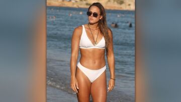 Ασημίνα Χατζηανδρέου: Με λευκό μπικίνι στην παραλία