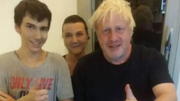 Ο Τζόνσον συνεχίζει τις διακοπές αλα ελληνικά: Άφησε φιλοδώρημα 50 ευρώ σε εστιατόριο στην Κάρυστο