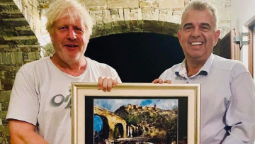 Μπόρις Τζόνσον: Η συνάντηση με τον δήμαρχο Καρύστου και τα τοπικά προϊόντα