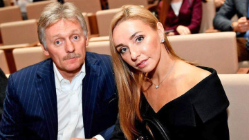 Η σύζυγος του Πεσκόφ, του εκπροσώπου του Πούτιν, σπάει πιάτα στην Ελλάδα και οι Ρώσοι την βρίζουν