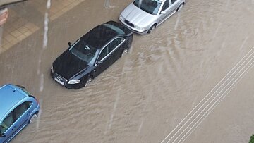 Πτολεμαΐδα: «Χάος» στους δρόμους από την καταιγίδα - Πλημμύρισαν τα καταστήματα (βίντεο και φωτογραφίες)