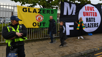 Μάντσεστερ Γιουνάιτεντ - Λίβερπουλ: Συνθήματα και ρίψη αντικειμένων στο συλλαλητήριο κατά των Γκλέιζερς
