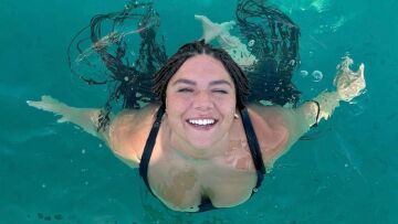 Δανάη Μπάρκα: Φωτογραφίζεται μέσα στη θάλασσα