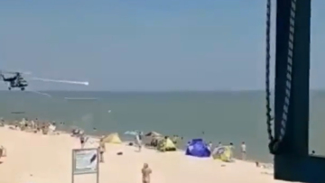 Κριμαία: Με φόντο... εκρήξεις και ελικόπτερα κάνουν τα μπάνια τους οι Ρώσοι τουρίστες - Δείτε βίντεο